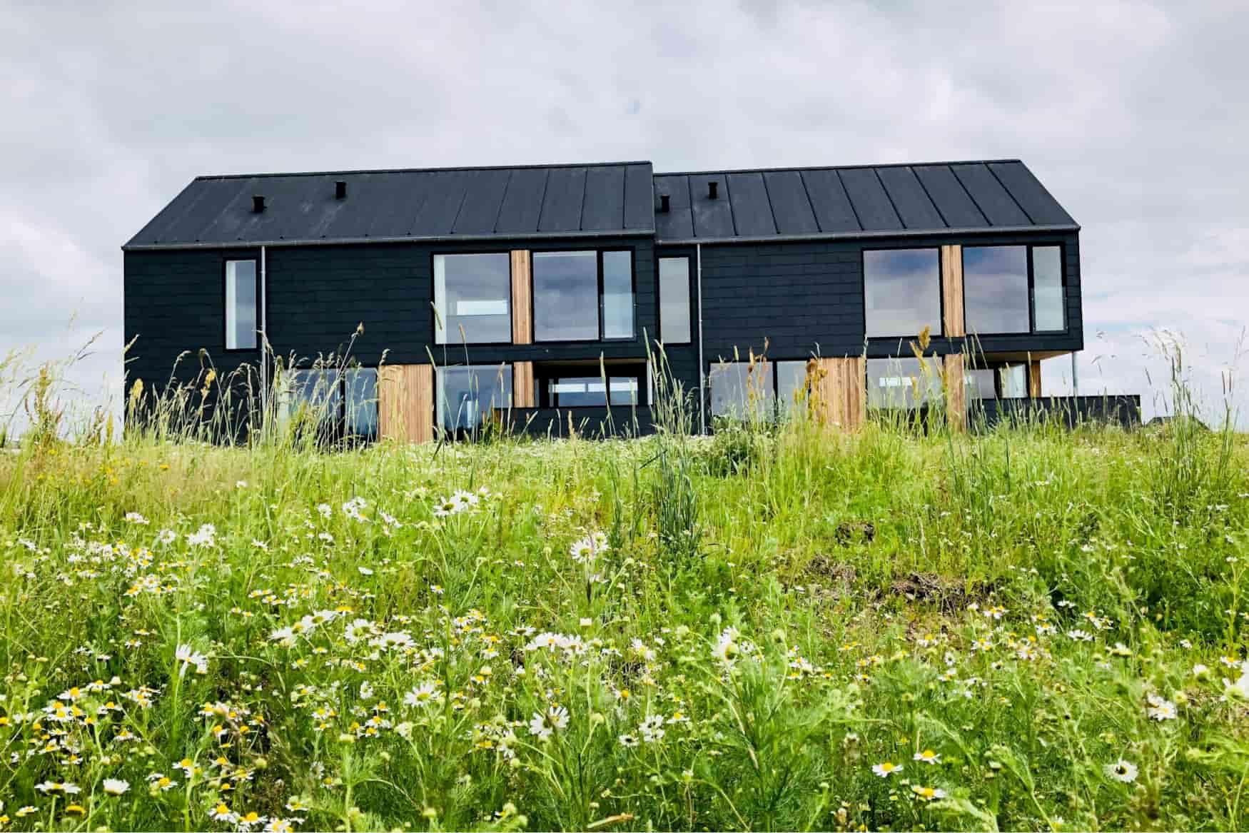 Helårshus i sort træ til salg i Ringkøbing K - byggeprojekt af Frifeldt